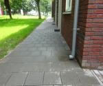 Afgekoppelde regenpijp trottoir Mahlerstraat Tilburg